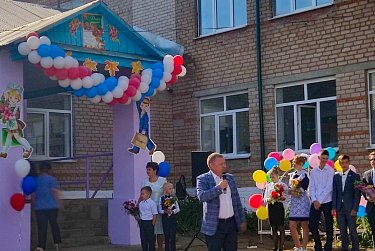 Депутаты Заксобрания пошли в школы